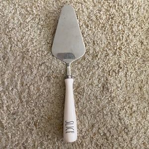 SLICE Rae Dunn pie spatula